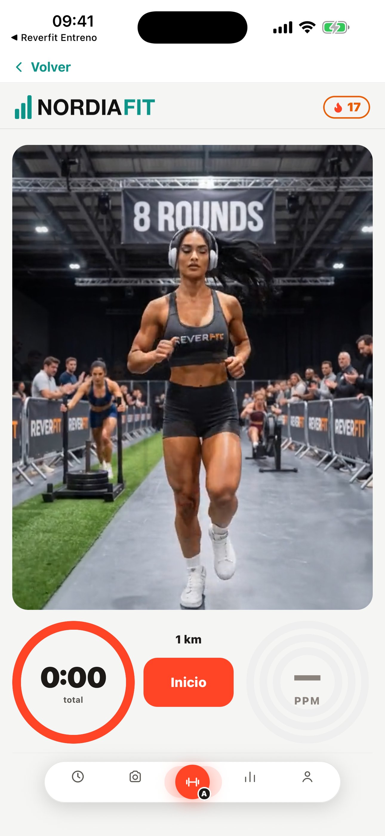 App de entrenamiento: Nora corriendo en 8 Rounds, a pantalla completa, con el reloj del tramo y el pulso