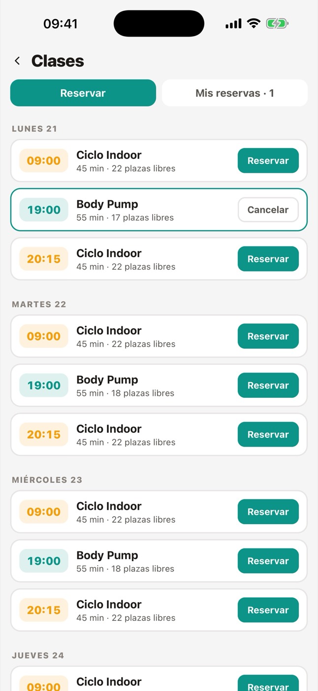 La app del alumno con las clases de la semana, las plazas libres de cada una y el botón de reservar